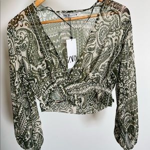 Patterned crop top blouse with ring detail. Size M. New with tags!